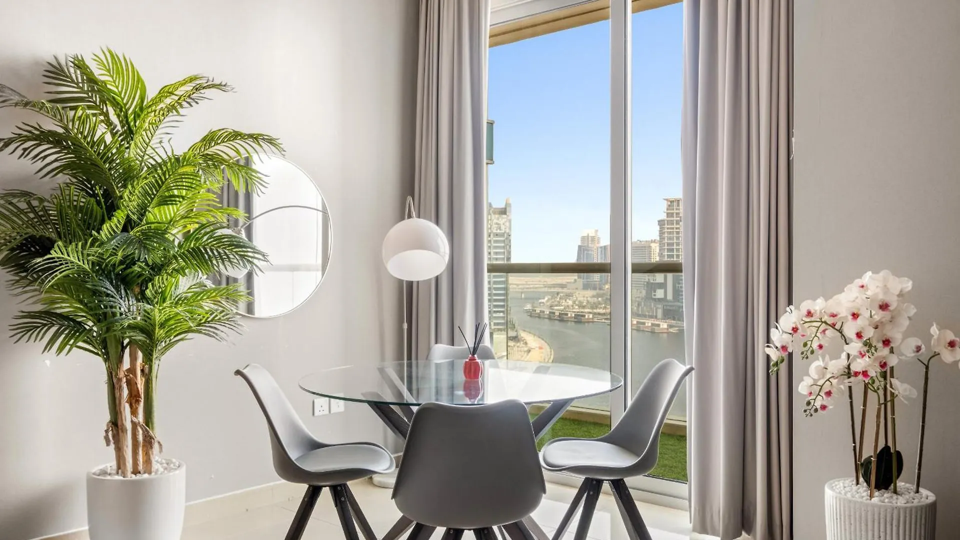 Business Bay Premium Apartment By Renttiers Dubai